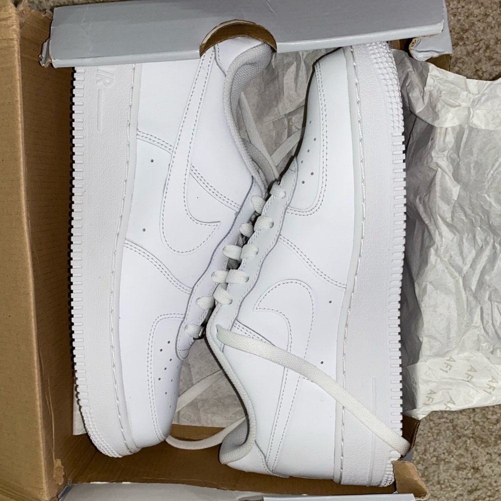 Nike Air Force 1 White (7Y/ 8.5W)